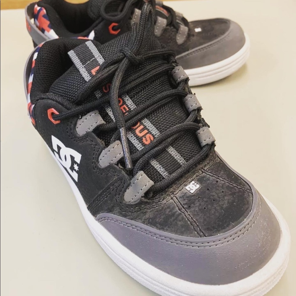 Dc shoes - youth size 2 - like new - spring kids sneakers